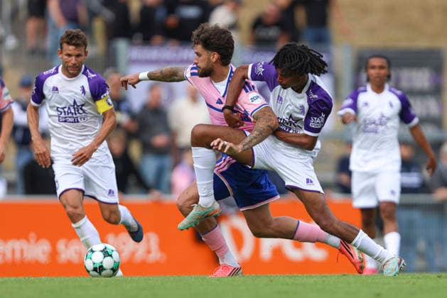 Lex-Tyger Lobinger (MSV Duisburg) und Xander Joosen (K Beerschot VA) im Zweikampf waehrend des Testspiels zwischen MSV Duisburg und K Beerschot VA, PCC-Stadion am 22. July 2026 in Duisburg, Deutschland. (Foto von Oliver Kaelke DeFodi Images) +++ Lex-Tyger Lobinger (MSV Duisburg) und Xander Joosen (K Beerschot VA) battle for the ball during the friendly match between MSV Duisburg and K Beerschot VA at PCC-Stadion on July 22, 2026 in Duisburg, Germany. (Photo by Oliver Kaelke DeFodi Images) (Photo by Oliver Kaelke DeFodi Images) - *** Lex Tyger Lobinger of MSV Duisburg and Xander Joosen of K Beerschot VA battle for the ball during the friendly match between MSV Duisburg and K Beerschot VA at PCC Stadium on July 22, 2026, in Duisburg, Germany Photo by Oliver Kaelke, DeFodi Images Lex Tyger Lobinger of MSV Duisburg and Xander Joosen of K Beerschot VA battle for the ball during the friendly match between MSV Duisburg and K Beerschot VA at PCC Stadium on July 22, 2026 in Duisburg, Germany Photo by Oliver Kaelke DeFodi Images Photo by Oliver Kaelke DeFodi Images