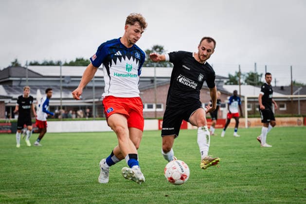 Testspiel: Lüneburger SK vs. Hamburger SV II, 22.07.2026 Davis Rath (Hamburger SV II, 8) gegen Marian Andre Kunze (Lüneburger SK Hansa, 10); Testspiel: Lüneburger SK vs. Hamburger SV II am 22.07.2026 auf dem Jahnplatz 1, Winsen (Luhe) *** Friendly Match: Lüneburger SK vs. Hamburger SV II, July 22, 2026—Davis Rath (Hamburger SV II), 8, vs. Marian Andre Kunze (Lüneburger SK Hansa), 10. Friendly Match: Lüneburger SK vs. Hamburger SV II on July 22, 2026, at Jahnplatz 1, Winsen Luhe Copyright: xBEAUTIFULxSPORTS Tonhäuserx