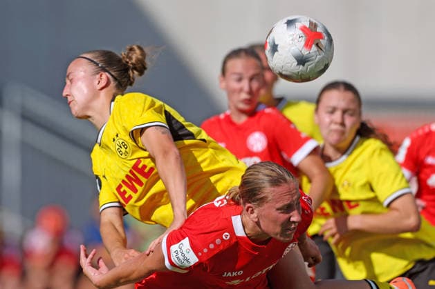 Fussball - Frauen - Testspiel - 1. FSV Mainz 05 - Borussia Dortmund - 22.07.26, Johanna Berg (Mainz), Mia Sophie Böger (BVB), Hopfgarten Hopfgarten Tirol Österreich *** Women s Soccer Friendly Match 1: FSV Mainz 05 vs. Borussia Dortmund, July 22, 2026; Johanna Berg (Mainz), Mia Sophie Böger (BVB); Hopfgarten, Hopfgarten, Tyrol, Austria