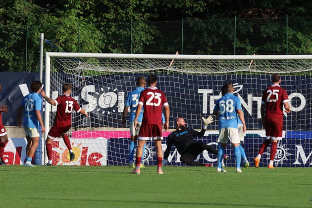 SSC Napoli v Arezzo - Pre Season Friendly Match Matteo Gilli of Arezzo scores during a preseason friendly soccer match between Napoli and Arezzo at Stadio Carciato in Dimaro Folgarida, Trento, Italy, on July 22, 2026. Dimaro Folgarida Trento Italy  Copyright: xCiroxDexLucax originalFilename:deluca-sscnapol260722_npg36.jpg