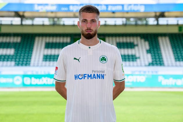 22.07.2026 - SpVgg Greuther Fürth ( Kleeblatt Spielvereinigung ) - 2. BL Fussball Bundesliga - Saison 2026 2027 - Fototermin Porträttermin Vorstellung Präsentation Pressetermin - - Einzelbild Einzelfoto Portrait Porträt Kopfbild - Doni Edon Arifi (28, SpVgg Greuther Fürth ) *** July 22, 2026 SpVgg Greuther Fürth Kleeblatt Spielvereinigung 2nd Division Soccer Bundesliga 2026–2027 Season Photo Shoot Portrait Session Introduction Presentation Press Event Single Image Individual Photo Portrait Headshot Doni Edon Arifi, 28, SpVgg Greuther Fürth
