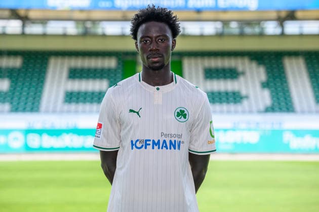22.07.2026 - SpVgg Greuther Fürth ( Kleeblatt Spielvereinigung ) - 2. BL Fussball Bundesliga - Saison 2026 2027 - Fototermin Porträttermin Vorstellung Präsentation Pressetermin - - Einzelbild Einzelfoto Portrait Porträt Kopfbild - Omar Sillah (42, SpVgg Greuther Fürth ) *** July 22, 2026 SpVgg Greuther Fürth Kleeblatt Spielvereinigung 2nd Division Soccer Bundesliga 2026–2027 Season Photo Shoot Portrait Session Introduction Presentation Press Conference Single Image Individual Photo Portrait Headshot Omar Sillah 42, SpVgg Greuther Fürth