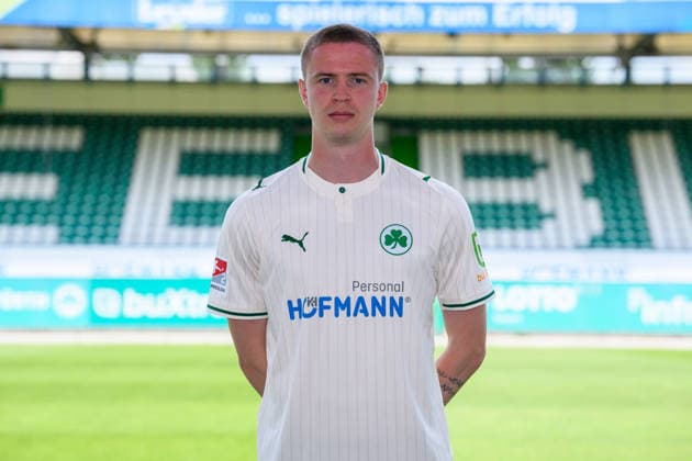 22.07.2026 - SpVgg Greuther Fürth ( Kleeblatt Spielvereinigung ) - 2. BL Fussball Bundesliga - Saison 2026 2027 - Fototermin Porträttermin Vorstellung Präsentation Pressetermin - - Einzelbild Einzelfoto Portrait Porträt Kopfbild - Brynjar Ingi Bjarnason (25, SpVgg Greuther Fürth ) *** July 22, 2026 SpVgg Greuther Fürth Kleeblatt Spielvereinigung 2nd Division Soccer Bundesliga 2026–2027 Season Photo Shoot Portrait Session Introduction Presentation Press Event Single Image Individual Photo Portrait Headshot Brynjar Ingi Bjarnason 25, SpVgg Greuther Fürth