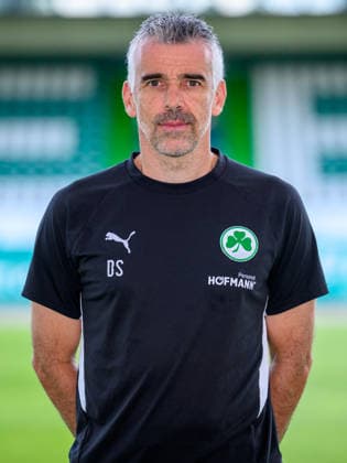22.07.2026 - SpVgg Greuther Fürth ( Kleeblatt Spielvereinigung ) - 2. BL Fussball Bundesliga - Saison 2026 2027 - Fototermin Porträttermin Vorstellung Präsentation Pressetermin - - Einzelbild Einzelfoto Portrait Porträt Kopfbild - Danny Schwarz (Co-Trainer SpVgg Greuther Fürth ) *** July 22, 2026 SpVgg Greuther Fürth Kleeblatt Spielvereinigung 2nd Division Soccer Bundesliga 2026–2027 Season Photo Shoot Portrait Session Introduction Presentation Press Event Single Image Individual Photo Portrait Headshot Danny Schwarz, Assistant Coach, SpVgg Greuther Fürth