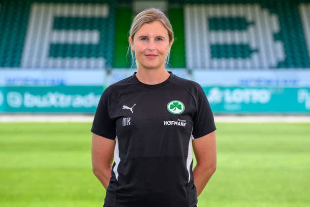 22.07.2026 - SpVgg Greuther Fürth ( Kleeblatt Spielvereinigung ) - 2. BL Fussball Bundesliga - Saison 2026 2027 - Fototermin Porträttermin Vorstellung Präsentation Pressetermin - - Einzelbild Einzelfoto Portrait Porträt Kopfbild - Mirjam Koschek ( Physio SpVgg Greuther Fürth ) *** July 22, 2026 SpVgg Greuther Fürth Kleeblatt Spielvereinigung 2nd Division Soccer Bundesliga 2026–2027 Season Photo Shoot Portrait Session Introduction Presentation Press Event Single Image Individual Photo Portrait Headshot Mirjam Koschek, Physical Therapist, SpVgg Greuther Fürth