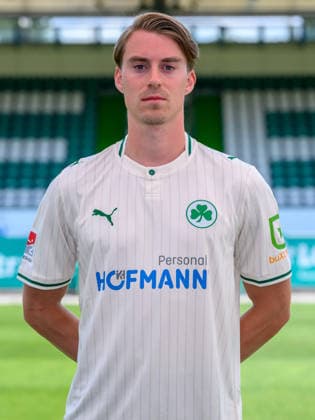 22.07.2026 - SpVgg Greuther Fürth ( Kleeblatt Spielvereinigung ) - 2. BL Fussball Bundesliga - Saison 2026 2027 - Fototermin Porträttermin Vorstellung Präsentation Pressetermin - - Einzelbild Einzelfoto Portrait Porträt Kopfbild - Gian Luca Gian-Luca Itter (27, SpVgg Greuther Fürth ) *** July 22, 2026 SpVgg Greuther Fürth Kleeblatt Spielvereinigung 2nd Division Soccer Bundesliga 2026–2027 Season Photo Shoot Portrait Session Introduction Presentation Press Event Single Image Individual Photo Portrait Headshot Gian Luca Gian Luca Itter, 27, SpVgg Greuther Fürth