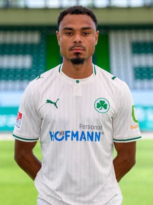 22.07.2026 - SpVgg Greuther Fürth ( Kleeblatt Spielvereinigung ) - 2. BL Fussball Bundesliga - Saison 2026 2027 - Fototermin Porträttermin Vorstellung Präsentation Pressetermin - - Einzelbild Einzelfoto Portrait Porträt Kopfbild - Sacha Banse Bansé (6, SpVgg Greuther Fürth ) *** July 22, 2026 SpVgg Greuther Fürth Kleeblatt Spielvereinigung 2nd Division Soccer Bundesliga 2026–2027 Season Photo Shoot Portrait Session Introduction Presentation Press Event Single Image Individual Photo Portrait Headshot Sacha Banse Bansé 6, SpVgg Greuther Fürth