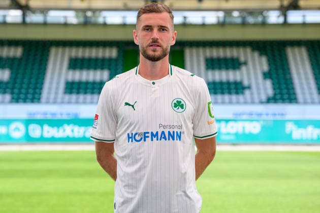 22.07.2026 - SpVgg Greuther Fürth ( Kleeblatt Spielvereinigung ) - 2. BL Fussball Bundesliga - Saison 2026 2027 - Fototermin Porträttermin Vorstellung Präsentation Pressetermin - - Einzelbild Einzelfoto Portrait Porträt Kopfbild - Dennis Srbeny (7, SpVgg Greuther Fürth ) *** July 22, 2026 SpVgg Greuther Fürth Kleeblatt Spielvereinigung 2nd Division Soccer Bundesliga 2026–2027 Season Photo Shoot Portrait Session Introduction Presentation Press Event Single Image Individual Photo Portrait Headshot Dennis Srbeny 7, SpVgg Greuther Fürth