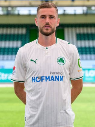 22.07.2026 - SpVgg Greuther Fürth ( Kleeblatt Spielvereinigung ) - 2. BL Fussball Bundesliga - Saison 2026 2027 - Fototermin Porträttermin Vorstellung Präsentation Pressetermin - - Einzelbild Einzelfoto Portrait Porträt Kopfbild - Dennis Srbeny (7, SpVgg Greuther Fürth ) *** July 22, 2026 SpVgg Greuther Fürth Kleeblatt Spielvereinigung 2nd Division Soccer Bundesliga 2026–2027 Season Photo Shoot Portrait Session Introduction Presentation Press Event Single Image Individual Photo Portrait Headshot Dennis Srbeny 7, SpVgg Greuther Fürth