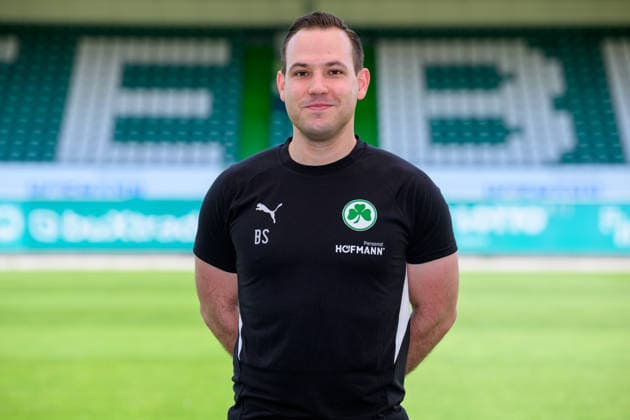 22.07.2026 - SpVgg Greuther Fürth ( Kleeblatt Spielvereinigung ) - 2. BL Fussball Bundesliga - Saison 2026 2027 - Fototermin Porträttermin Vorstellung Präsentation Pressetermin - - Einzelbild Einzelfoto Portrait Porträt Kopfbild - Dr. Sebastian Schmidt ( Mannschaftsarzt SpVgg Greuther Fürth ) *** July 22, 2026 SpVgg Greuther Fürth Kleeblatt Spielvereinigung 2nd Division Soccer Bundesliga 2026–2027 Season Photo Session Portrait Session Introduction Presentation Press Conference Single Image Individual Photo Portrait Headshot Dr. Sebastian Schmidt Team Physician, SpVgg Greuther Fürth