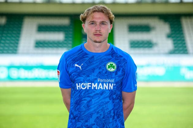 22.07.2026 - SpVgg Greuther Fürth ( Kleeblatt Spielvereinigung ) - 2. BL Fussball Bundesliga - Saison 2026 2027 - Fototermin Porträttermin Vorstellung Präsentation Pressetermin - - Einzelbild Einzelfoto Portrait Porträt Kopfbild - Silas Prüfrock (43, SpVgg Greuther Fürth ) *** July 22, 2026 SpVgg Greuther Fürth Kleeblatt Spielvereinigung 2nd Division Soccer Bundesliga 2026–2027 Season Photo Shoot Portrait Session Introduction Presentation Press Event Single Image Individual Photo Portrait Headshot Silas Prüfrock 43, SpVgg Greuther Fürth