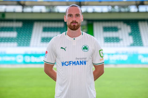 22.07.2026 - SpVgg Greuther Fürth ( Kleeblatt Spielvereinigung ) - 2. BL Fussball Bundesliga - Saison 2026 2027 - Fototermin Porträttermin Vorstellung Präsentation Pressetermin - - Einzelbild Einzelfoto Portrait Porträt Kopfbild - Jannis Heuer (22, SpVgg Greuther Fürth ) *** July 22, 2026 SpVgg Greuther Fürth Kleeblatt Spielvereinigung 2nd Division Soccer Bundesliga 2026–2027 Season Photo Shoot Portrait Session Introduction Presentation Press Event Single Image Individual Photo Portrait Headshot Jannis Heuer, 22, SpVgg Greuther Fürth
