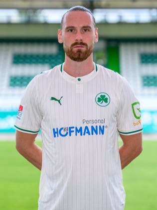 22.07.2026 - SpVgg Greuther Fürth ( Kleeblatt Spielvereinigung ) - 2. BL Fussball Bundesliga - Saison 2026 2027 - Fototermin Porträttermin Vorstellung Präsentation Pressetermin - - Einzelbild Einzelfoto Portrait Porträt Kopfbild - Jannis Heuer (22, SpVgg Greuther Fürth ) *** July 22, 2026 SpVgg Greuther Fürth Kleeblatt Spielvereinigung 2nd Division Soccer Bundesliga 2026–2027 Season Photo Shoot Portrait Session Introduction Presentation Press Event Single Image Individual Photo Portrait Headshot Jannis Heuer, 22, SpVgg Greuther Fürth