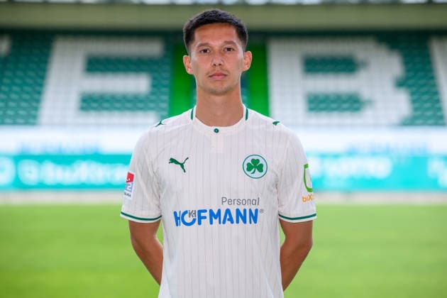 22.07.2026 - SpVgg Greuther Fürth ( Kleeblatt Spielvereinigung ) - 2. BL Fussball Bundesliga - Saison 2026 2027 - Fototermin Porträttermin Vorstellung Präsentation Pressetermin - - Einzelbild Einzelfoto Portrait Porträt Kopfbild - Shinta Appelkamp (8, SpVgg Greuther Fürth ) *** July 22, 2026 SpVgg Greuther Fürth Kleeblatt Spielvereinigung 2nd Division Soccer Bundesliga 2026–2027 Season Photo Shoot Portrait Session Introduction Presentation Press Event Single Image Individual Photo Portrait Headshot Shinta Appelkamp 8, SpVgg Greuther Fürth