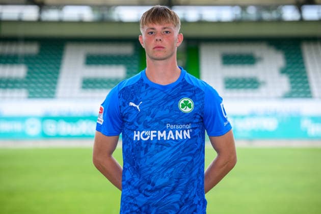 22.07.2026 - SpVgg Greuther Fürth ( Kleeblatt Spielvereinigung ) - 2. BL Fussball Bundesliga - Saison 2026 2027 - Fototermin Porträttermin Vorstellung Präsentation Pressetermin - - Einzelbild Einzelfoto Portrait Porträt Kopfbild - Florian Hellstern (1, SpVgg Greuther Fürth ) *** July 22, 2026 SpVgg Greuther Fürth Kleeblatt Spielvereinigung 2nd Division Soccer Bundesliga 2026–2027 Season Photo Shoot Portrait Session Introduction Presentation Press Conference Single Image Individual Photo Portrait Headshot Florian Hellstern 1, SpVgg Greuther Fürth