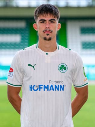 22.07.2026 - SpVgg Greuther Fürth ( Kleeblatt Spielvereinigung ) - 2. BL Fussball Bundesliga - Saison 2026 2027 - Fototermin Porträttermin Vorstellung Präsentation Pressetermin - - Einzelbild Einzelfoto Portrait Porträt Kopfbild - Aaron Keller (11, SpVgg Greuther Fürth ) *** July 22, 2026 SpVgg Greuther Fürth Kleeblatt Spielvereinigung 2nd Division Soccer Bundesliga 2026–2027 Season Photo Shoot Portrait Session Introduction Presentation Press Conference Single Image Individual Photo Portrait Headshot Aaron Keller 11, SpVgg Greuther Fürth