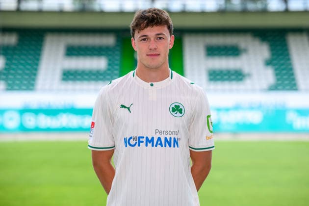 22.07.2026 - SpVgg Greuther Fürth ( Kleeblatt Spielvereinigung ) - 2. BL Fussball Bundesliga - Saison 2026 2027 - Fototermin Porträttermin Vorstellung Präsentation Pressetermin - - Einzelbild Einzelfoto Portrait Porträt Kopfbild - Lukas Reich (2, SpVgg Greuther Fürth ) *** July 22, 2026 SpVgg Greuther Fürth Kleeblatt Spielvereinigung 2nd Division Soccer Bundesliga 2026–2027 Season Photo Shoot Portrait Session Introduction Presentation Press Event Single Image Individual Photo Portrait Headshot Lukas Reich 2, SpVgg Greuther Fürth
