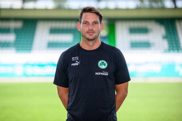 22.07.2026 - SpVgg Greuther Fürth ( Kleeblatt Spielvereinigung ) - 2. BL Fussball Bundesliga - Saison 2026 2027 - Fototermin Porträttermin Vorstellung Präsentation Pressetermin - - Einzelbild Einzelfoto Portrait Porträt Kopfbild - Dr. Stefan Söllner ( Teamarzt SpVgg Greuther Fürth ) *** July 22, 2026 SpVgg Greuther Fürth Kleeblatt Spielvereinigung 2nd Division Soccer Bundesliga 2026–2027 Season Photo Op Portrait Session Introduction Presentation Press Conference Single Image Individual Photo Portrait Headshot Dr. Stefan Söllner Team Doctor, SpVgg Greuther Fürth