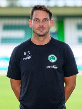 22.07.2026 - SpVgg Greuther Fürth ( Kleeblatt Spielvereinigung ) - 2. BL Fussball Bundesliga - Saison 2026 2027 - Fototermin Porträttermin Vorstellung Präsentation Pressetermin - - Einzelbild Einzelfoto Portrait Porträt Kopfbild - Dr. Stefan Söllner ( Teamarzt SpVgg Greuther Fürth ) *** July 22, 2026 SpVgg Greuther Fürth Kleeblatt Spielvereinigung 2nd Division Soccer Bundesliga 2026–2027 Season Photo Op Portrait Session Introduction Presentation Press Conference Single Image Individual Photo Portrait Headshot Dr. Stefan Söllner Team Doctor, SpVgg Greuther Fürth