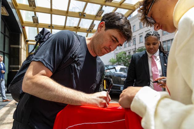 Football - Pre-Seaosn - Liverpool USA Tour Day 3 CHICAGO, USA - Wednesday, July 22, 2026: Liverpool s head coach Andoni Iraola stops to sign autographs for supporters as he returns to the team hotel after a morning training session in Chicago ahead of the start of the club s pre-season tour of America. The team play friendly games in Nashville, New York and Chicago as they prepare for the start of the new 2026 27 Premier League season. (Photo by David Rawcliffe Propaganda) CHICAGO Chicago ILLINOIS UNITED STATES OF AMERICA  Copyright: xDavidxRawcliffex 2026-07-22-003-Liverpool_Pre-Season_Day_3