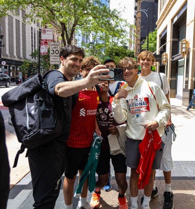 Football - Pre-Seaosn - Liverpool USA Tour Day 3 CHICAGO, USA - Wednesday, July 22, 2026: Liverpool s head coach Andoni Iraola takes a selfie with supporters as he returns to the team hotel after a morning training session in Chicago ahead of the start of the club s pre-season tour of America. The team play friendly games in Nashville, New York and Chicago as they prepare for the start of the new 2026 27 Premier League season. (Photo by David Rawcliffe Propaganda) CHICAGO Chicago ILLINOIS UNITED STATES OF AMERICA  Copyright: xDavidxRawcliffex 2026-07-22-005-Liverpool_Pre-Season_Day_3