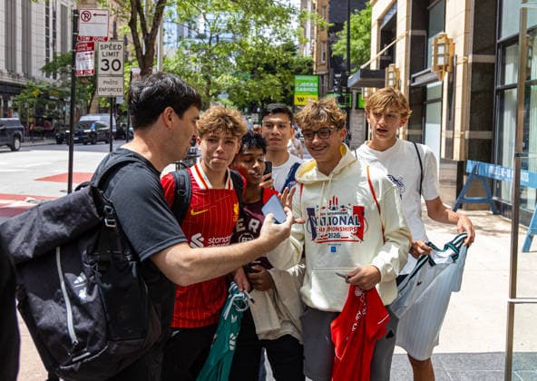 Football - Pre-Seaosn - Liverpool USA Tour Day 3 CHICAGO, USA - Wednesday, July 22, 2026: Liverpool s head coach Andoni Iraola stops to sign autographs for supporters as he returns to the team hotel after a morning training session in Chicago ahead of the start of the club s pre-season tour of America. The team play friendly games in Nashville, New York and Chicago as they prepare for the start of the new 2026 27 Premier League season. (Photo by David Rawcliffe Propaganda) CHICAGO Chicago ILLINOIS UNITED STATES OF AMERICA  Copyright: xDavidxRawcliffex 2026-07-22-007-Liverpool_Pre-Season_Day_3