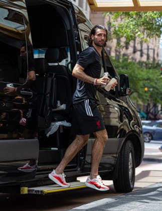 Football - Pre-Seaosn - Liverpool USA Tour Day 3 CHICAGO, USA - Wednesday, July 22, 2026: Liverpool s Dominik Szoboszlai returns to the team hotel after a morning training session in Chicago ahead of the start of the club s pre-season tour of America. The team play friendly games in Nashville, New York and Chicago as they prepare for the start of the new 2026 27 Premier League season. (Photo by David Rawcliffe Propaganda) CHICAGO Chicago ILLINOIS UNITED STATES OF AMERICA  Copyright: xDavidxRawcliffex 2026-07-22-011-Liverpool_Pre-Season_Day_3
