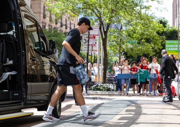 Football - Pre-Seaosn - Liverpool USA Tour Day 3 CHICAGO, USA - Wednesday, July 22, 2026: Liverpool s Federico Chiesa returns to the team hotel after a morning training session in Chicago ahead of the start of the club s pre-season tour of America. The team play friendly games in Nashville, New York and Chicago as they prepare for the start of the new 2026 27 Premier League season. (Photo by David Rawcliffe Propaganda) CHICAGO Chicago ILLINOIS UNITED STATES OF AMERICA  Copyright: xDavidxRawcliffex 2026-07-22-013-Liverpool_Pre-Season_Day_3