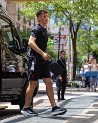 Football - Pre-Seaosn - Liverpool USA Tour Day 3 CHICAGO, USA - Wednesday, July 22, 2026: Liverpool s Calvin Ramsay returns to the team hotel after a morning training session in Chicago ahead of the start of the club s pre-season tour of America. The team play friendly games in Nashville, New York and Chicago as they prepare for the start of the new 2026 27 Premier League season. (Photo by David Rawcliffe Propaganda) CHICAGO Chicago ILLINOIS UNITED STATES OF AMERICA  Copyright: xDavidxRawcliffex 2026-07-22-015-Liverpool_Pre-Season_Day_3