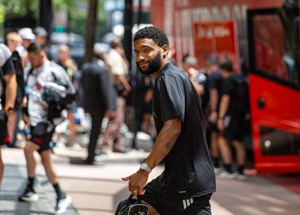 Football - Pre-Seaosn - Liverpool USA Tour Day 3 CHICAGO, USA - Wednesday, July 22, 2026: Liverpool s Joe Gomez returns to the team hotel after a morning training session in Chicago ahead of the start of the club s pre-season tour of America. The team play friendly games in Nashville, New York and Chicago as they prepare for the start of the new 2026 27 Premier League season. (Photo by David Rawcliffe Propaganda) CHICAGO Chicago ILLINOIS UNITED STATES OF AMERICA  Copyright: xDavidxRawcliffex 2026-07-22-033-Liverpool_Pre-Season_Day_3