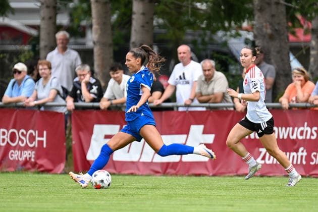 Fußball I Frauen I Saison 2026-2027 I Freundschaftsspiel I 1. FC Nürnberg - FC Carl Zeiss Jena I 22.07.2026 Gina Ebels (30, FC Carl Zeiss Jena) spielt den Ball, rechts Lara Meroni (11, 1. FC Nürnberg) Nürnberg Sportpark Valznerweiher Platz 5 Bayern Deutschland *** Soccer I Women I 2026–2027 Season I Friendly Match I 1 FC Nuremberg vs. FC Carl Zeiss Jena I July 22, 2026 Gina Ebels (30), FC Carl Zeiss Jena, passes the ball; on the right, Lara Meroni (11), 1 FC Nuremberg, Nuremberg Sportpark Valznerweiher, Field 5, Bavaria, Germany Copyright: xLobeca InesxHähnelx