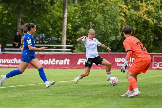 Fußball I Frauen I Saison 2026-2027 I Freundschaftsspiel I 1. FC Nürnberg - FC Carl Zeiss Jena I 22.07.2026 Nelly Juckel (31, FC Carl Zeiss Jena), Fany Proniez (3, 1. FC Nürnberg), Julyetta Christ (21, FC Carl Zeiss Jena) Nürnberg Sportpark Valznerweiher Platz 5 Bayern Deutschland *** Soccer I Women I 2026–2027 Season I Friendly Match I 1. FC Nürnberg vs. FC Carl Zeiss Jena I July 22, 2026 Nelly Juckel 31, FC Carl Zeiss Jena, Fany Proniez 3, 1. FC Nürnberg, Julyetta Christ 21, FC Carl Zeiss Jena, Nuremberg Sportpark Valznerweiher, Field 5, Bavaria, Germany Copyright: xLobeca InesxHähnelx