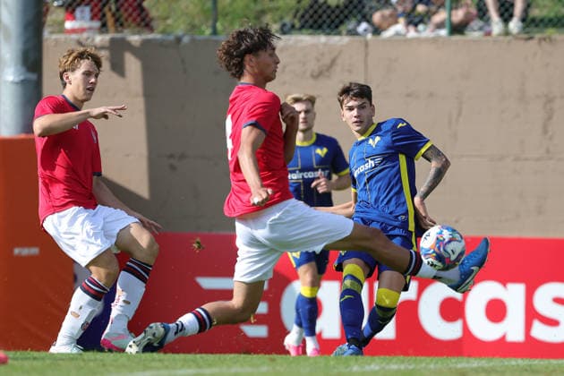 IPA86903621 - Salvatore Cerbone of Hellas Verona FC takes a shot on goal during the friendly match between Hellas Verona and Virtus Verona at the Sporting Center La Pineta on July 22, 2026, in Folgaria, VI.  Copyright: xEmanuelexPennacchio IPAxSportx xx 86903621
