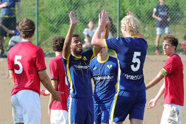 IPA86903625 - Antoine Bernede of Hellas Verona FC celebrates after scoring the goal that made the score 2-0 during the friendly match between Hellas Verona and Virtus Verona at the Sporting Center La Pineta on July 22, 2026, in Folgaria, VI.  Copyright: xEmanuelexPennacchio IPAxSportx xx 86903625