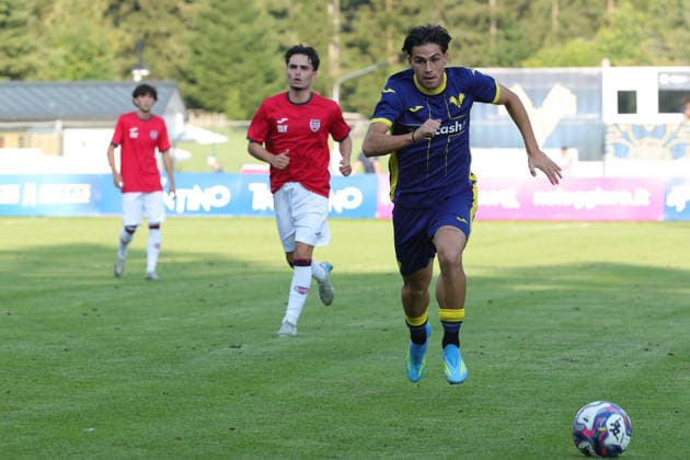 IPA86903650 - Davide De Battisti of Hellas Verona FC in action during the friendly match between Hellas Verona and Virtus Verona at the Sporting Center La Pineta on July 22, 2026, in Folgaria, VI.  Copyright: xEmanuelexPennacchio IPAxSportx xx 86903650
