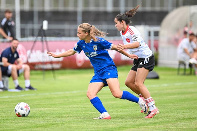 Fußball I Frauen I Saison 2026-2027 I Freundschaftsspiel I 1. FC Nürnberg - FC Carl Zeiss Jena I 22.07.2026 Sarah Frischknecht (16, FC Carl Zeiss Jena), Mariella Büttner (99, 1. FC Nürnberg) Nürnberg Sportpark Valznerweiher Platz 5 Bayern Deutschland *** Soccer I Women I 2026–2027 Season I Friendly Match I 1 FC Nuremberg vs. FC Carl Zeiss Jena I July 22, 2026 Sarah Frischknecht 16, FC Carl Zeiss Jena, Mariella Büttner 99, 1 FC Nuremberg, Nuremberg Sportpark Valznerweiher, Field 5, Bavaria, Germany Copyright: xLobeca InesxHähnelx