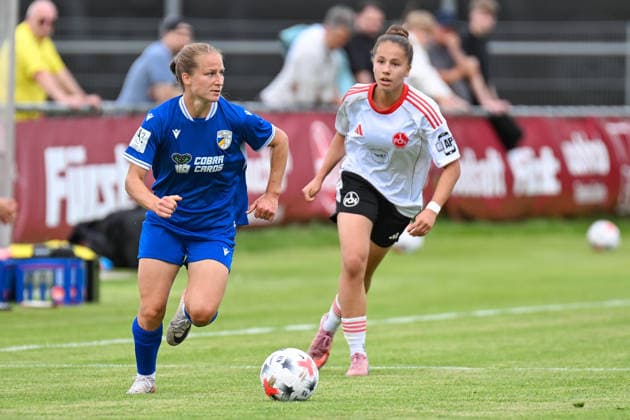 Fußball I Frauen I Saison 2026-2027 I Freundschaftsspiel I 1. FC Nürnberg - FC Carl Zeiss Jena I 22.07.2026 Sarah Frischknecht (16, FC Carl Zeiss Jena), Mariella Büttner (99, 1. FC Nürnberg) Nürnberg Sportpark Valznerweiher Platz 5 Bayern Deutschland *** Soccer I Women I 2026–2027 Season I Friendly Match I 1 FC Nuremberg vs. FC Carl Zeiss Jena I July 22, 2026 Sarah Frischknecht 16, FC Carl Zeiss Jena, Mariella Büttner 99, 1 FC Nuremberg, Nuremberg Sportpark Valznerweiher, Field 5, Bavaria, Germany Copyright: xLobeca InesxHähnelx