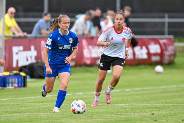 Fußball I Frauen I Saison 2026-2027 I Freundschaftsspiel I 1. FC Nürnberg - FC Carl Zeiss Jena I 22.07.2026 Sarah Frischknecht (16, FC Carl Zeiss Jena), Mariella Büttner (99, 1. FC Nürnberg) Nürnberg Sportpark Valznerweiher Platz 5 Bayern Deutschland *** Soccer I Women I 2026–2027 Season I Friendly Match I 1 FC Nuremberg vs. FC Carl Zeiss Jena I July 22, 2026 Sarah Frischknecht 16, FC Carl Zeiss Jena, Mariella Büttner 99, 1 FC Nuremberg, Nuremberg Sportpark Valznerweiher, Field 5, Bavaria, Germany Copyright: xLobeca InesxHähnelx