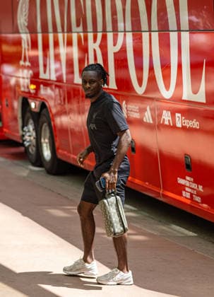 Football - Pre-Seaosn - Liverpool USA Tour Day 3 CHICAGO, USA - Wednesday, July 22, 2026: Liverpool s Jeremie Frimpong returns to the team hotel after a morning training session in Chicago ahead of the start of the club s pre-season tour of America. The team play friendly games in Nashville, New York and Chicago as they prepare for the start of the new 2026 27 Premier League season. (Photo by David Rawcliffe Propaganda) CHICAGO Chicago ILLINOIS UNITED STATES OF AMERICA  Copyright: xDavidxRawcliffex 2026-07-22-029-Liverpool_Pre-Season_Day_3