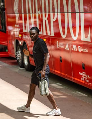Football - Pre-Seaosn - Liverpool USA Tour Day 3 CHICAGO, USA - Wednesday, July 22, 2026: Liverpool s Jeremie Frimpong returns to the team hotel after a morning training session in Chicago ahead of the start of the club s pre-season tour of America. The team play friendly games in Nashville, New York and Chicago as they prepare for the start of the new 2026 27 Premier League season. (Photo by David Rawcliffe Propaganda) CHICAGO Chicago ILLINOIS UNITED STATES OF AMERICA  Copyright: xDavidxRawcliffex 2026-07-22-030-Liverpool_Pre-Season_Day_3