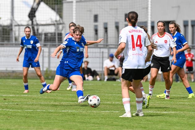 Fußball I Frauen I Saison 2026-2027 I Freundschaftsspiel I 1. FC Nürnberg - FC Carl Zeiss Jena I 22.07.2026 Lea Mauly (19, FC Carl Zeiss Jena) (Mitte) spielt den Ball Nürnberg Sportpark Valznerweiher Platz 5 Bayern Deutschland *** Soccer I Women s I 2026–2027 Season I Friendly Match I 1. FC Nürnberg vs. FC Carl Zeiss Jena I July 22, 2026 Lea Mauly, 19, FC Carl Zeiss Jena (Midtown) plays the ball at Nuremberg’s Valznerweiher Sports Park, Field 5, Bavaria, Germany Copyright: xLobeca InesxHähnelx