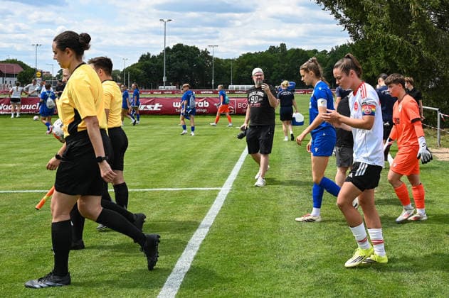 Fußball I Frauen I Saison 2026-2027 I Freundschaftsspiel I 1. FC Nürnberg - FC Carl Zeiss Jena I 22.07.2026 Die Mannschaften laufen mit den Schiedsrichtern auf das Spielfeld Nürnberg Sportpark Valznerweiher Platz 5 Bayern Deutschland *** Soccer I Women s I 2026–2027 Season I Friendly Match I 1 FC Nürnberg vs. FC Carl Zeiss Jena I July 22, 2026 The teams take the field with the referees at Nürnberg Sportpark Valznerweiher, Field 5, Bavaria Germany Copyright: xLobeca InesxHähnelx