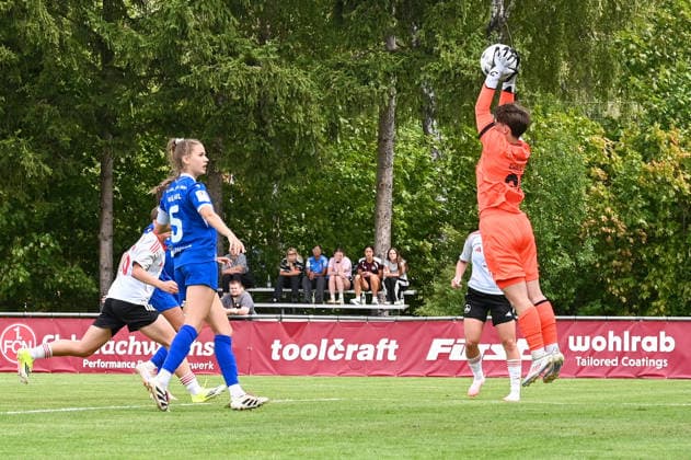Fußball I Frauen I Saison 2026-2027 I Freundschaftsspiel I 1. FC Nürnberg - FC Carl Zeiss Jena I 22.07.2026 Julyetta Christ (21, FC Carl Zeiss Jena) fischt den Ball aus der Luft, links Emily Hähnel (5, FC Carl Zeiss Jena) Nürnberg Sportpark Valznerweiher Platz 5 Bayern Deutschland *** Soccer I Women I 2026–2027 Season I Friendly Match I 1. FC Nürnberg vs. FC Carl Zeiss Jena I July 22, 2026: Julyetta Christ (21) of FC Carl Zeiss Jena catches the ball in midair; on the left is Emily Hähnel (5), FC Carl Zeiss Jena, Nuremberg, Valznerweiher Sports Park, Field 5, Bavaria, Germany Copyright: xLobeca InesxHähnelx