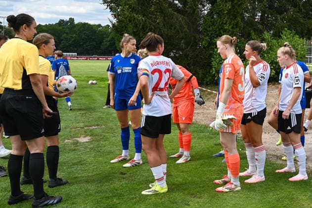Fußball I Frauen I Saison 2026-2027 I Freundschaftsspiel I 1. FC Nürnberg - FC Carl Zeiss Jena I 22.07.2026 Die Mannschaften warten gemeinsam mit den Schiedsrichterinnen vor dem Spielfeld Nürnberg Sportpark Valznerweiher Platz 5 Bayern Deutschland *** Soccer I Women’s I 2026–2027 Season I Friendly Match I 1. FC Nürnberg vs. FC Carl Zeiss Jena I July 22, 2026 The teams wait with the female referees in front of the field at Nürnberg Sportpark Valznerweiher, Field 5 Bavaria, Germany Copyright: xLobeca InesxHähnelx