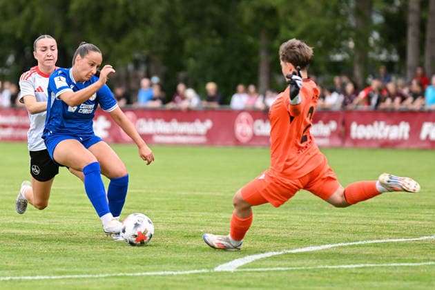 Fußball I Frauen I Saison 2026-2027 I Freundschaftsspiel I 1. FC Nürnberg - FC Carl Zeiss Jena I 22.07.2026 Lara Meroni (11, 1. FC Nürnberg), Nelly Juckel (31, FC Carl Zeiss Jena), Julyetta Christ (21, FC Carl Zeiss Jena) Nürnberg Sportpark Valznerweiher Platz 5 Bayern Deutschland *** Soccer I Women I 2026–2027 Season I Friendly Match I 1. FC Nürnberg vs. FC Carl Zeiss Jena I July 22, 2026 Lara Meroni 11, 1. FC Nürnberg, Nelly Juckel 31, FC Carl Zeiss Jena, Julyetta Christ 21, FC Carl Zeiss Jena, Nuremberg Sportpark Valznerweiher, Field 5, Bavaria, Germany Copyright: xLobeca InesxHähnelx