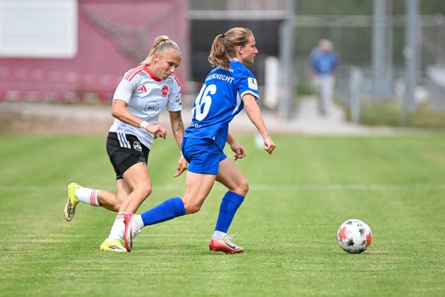Fußball I Frauen I Saison 2026-2027 I Freundschaftsspiel I 1. FC Nürnberg - FC Carl Zeiss Jena I 22.07.2026 Fany Proniez (3, 1. FC Nürnberg), Sarah Frischknecht (16, FC Carl Zeiss Jena) Nürnberg Sportpark Valznerweiher Platz 5 Bayern Deutschland *** Soccer I Women s I 2026–2027 Season I Friendly Match I 1 FC Nuremberg vs. FC Carl Zeiss Jena I July 22, 2026 Fany Proniez 3, 1 FC Nuremberg, Sarah Frischknecht 16, FC Carl Zeiss Jena, Nuremberg Sportpark Valznerweiher, Field 5, Bavaria, Germany Copyright: xLobeca InesxHähnelx
