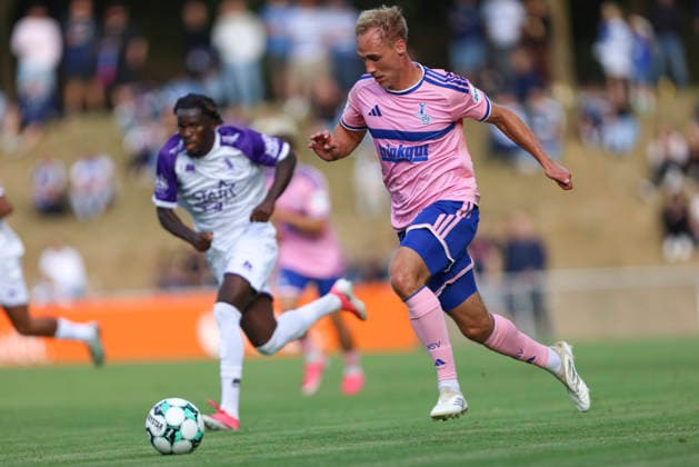 Florian Krüger (MSV Duisburg) in Aktion, am Ball, Einzelaktion waehrend des Testspiels zwischen MSV Duisburg und K Beerschot VA, PCC-Stadion am 22. July 2026 in Duisburg, Deutschland. (Foto von Oliver Kaelke DeFodi Images) +++ Florian Krüger (MSV Duisburg) controls the ball during the friendly match between MSV Duisburg and K Beerschot VA at PCC-Stadion on July 22, 2026 in Duisburg, Germany. (Photo by Oliver Kaelke DeFodi Images) (Photo by Oliver Kaelke DeFodi Images) - *** Florian Krüger of MSV Duisburg in action, on the ball, making a solo run during the friendly match between MSV Duisburg and K Beerschot VA, PCC Stadion on July 22, 2026, in Duisburg, Germany. Photo by Oliver Kaelke, DeFodi Images. Florian Krüger of MSV Duisburg controls the ball during the friendly match between MSV Duisburg and K Beerschot VA at PCC Stadion on July 22, 2026 in Duisburg, Germany. Photo by Oliver Kaelke, DeFodi Images. Photo by Oliver Kaelke, DeFodi Images.