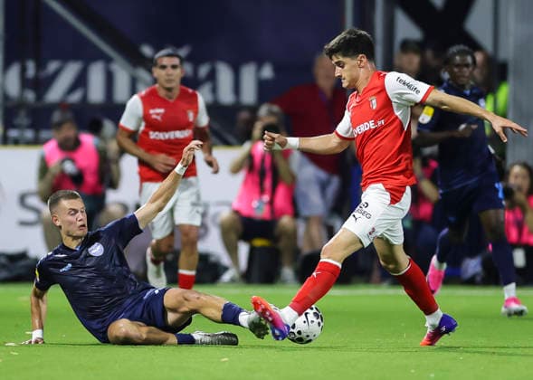 Zeleznicar v Braga- UEFA Conference League Season 2026 2027 Kristian Sekularac (L) of Zeleznicar competes for the ball against Victor Gomez (R) of Braga during the UEFA Conference League Season 2026 2027 Second qualifying round 1st leg match between FK Zeleznicar Pancevo and FC Braga at stadium SC Mladost on July 22, 2026 in Pancevo, Serbia. Pancevo Serbia Copyright: xSrdjanxStevanovicx x
