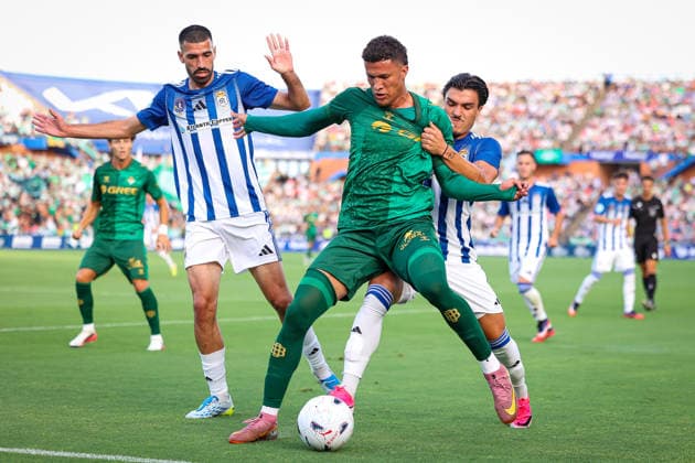 ESP: preseason Real Club Recreativo de Huelva v Real Betis Juan Antonio Segura of Huelva, Nelson Deossa of Real Betis and Nestor Senra of huelva during preseason friendly match between Real Club Recreativo de Huelva v Real Betis played at Nuevo Colombino Stadium, Huelva on July 22 2026 in Spain Huelva Spain Soccer *** ESP preseason: Real Club Recreativo de Huelva vs. Real Betis—Juan Antonio Segura of Huelva, Nelson Deossa of Real Betis, and Nestor Senra of Huelva during a preseason friendly match between Real Club Recreativo de Huelva and Real Betis played at Nuevo Colombino Stadium, Huelva on July 22, 2026, in Huelva, Spain. Spanish soccer Copyright: xRafaelxRomanx xAgenciaxLOFx