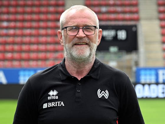 22.07.2026, xjhx, Fussball 3.Liga, SV Wehen Wiesbaden Porträttermin 2026 2027, Fototermin Saison 2026 27 v.l. Geschäftsführer Uwe Stöver (SV Wehen Wiesbaden) Wiesbaden *** July 22, 2026, xjhx, Soccer 3rd Division, SV Wehen Wiesbaden Photo Shoot 2026–2027, Photo Session for the 2026–27 Season, from left: Managing Director Uwe Stöver, SV Wehen Wiesbaden, Wiesbaden